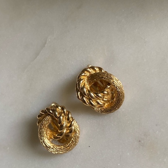 Vintage Christian Dior gold tone clip on dainty Earrings - Picture 9 of 15
